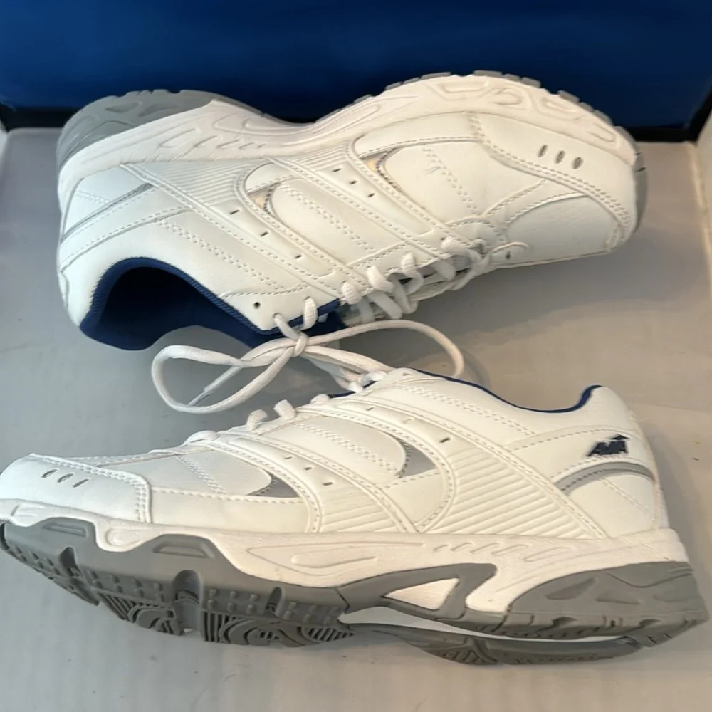 Avis Avi-Verge walking‎ shoes size 9.5 women